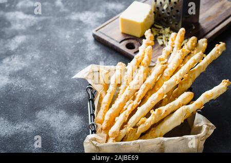 Bâton de fromage. Bâtonnets de fromage sur fond sombre, concept pour snack ou party time Banque D'Images