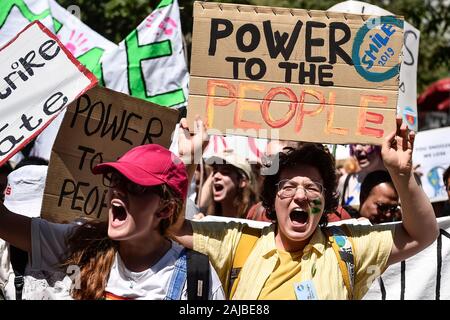 Lausanne, Suisse - 09 août 2019 : un activiste climatique est titulaire d'un signe à lire 'le pouvoir au peuple" au cours d'une grève vendredi pour les futurs pour la protection du climat qui fait partie de la "mille pour Avenir" événement. Plus de 450 jeunes activistes du climat de différents pays européens se sont réunis pour assister au sommet 'SMILE pour l'avenir", qui signifie réunion d'été à Lausanne l'Europe. L'objectif du sommet est de renforcer les liens entre les participants du mouvement de grève des jeunes pour le climat et pour définir l'avenir de la mobilisation contre le changement climatique. Credit : Nicolò Campo/Alamy Live News Banque D'Images