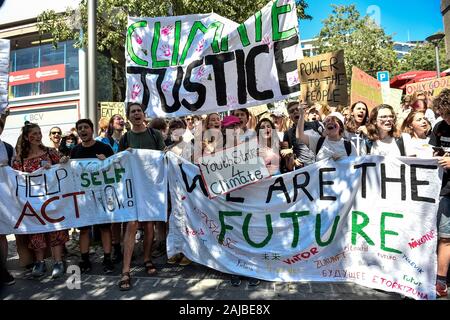 Lausanne, Suisse - 09 août, 2019 : activistes du climat tenir des banderoles lire 'aider vous-même agir maintenant", la justice climatique", "Nous sommes l'avenir" au cours d'une grève vendredi pour les futurs pour la protection du climat qui fait partie de la "mille pour Avenir" événement. Plus de 450 jeunes activistes du climat de différents pays européens se sont réunis pour assister au sommet 'SMILE pour l'avenir", qui signifie réunion d'été à Lausanne l'Europe. L'objectif du sommet est de renforcer les liens entre les participants du mouvement de grève des jeunes pour le climat et pour définir l'avenir de la mobilisation contre les chan Banque D'Images