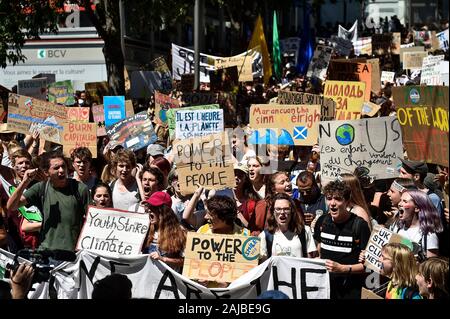 Lausanne, Suisse - 09 août, 2019 : activistes du climat assister à une grève vendredi pour les futurs pour la protection du climat qui fait partie de la "mille pour Avenir" événement. Plus de 450 jeunes activistes du climat de différents pays européens se sont réunis pour assister au sommet 'SMILE pour l'avenir", qui signifie réunion d'été à Lausanne l'Europe. L'objectif du sommet est de renforcer les liens entre les participants du mouvement de grève des jeunes pour le climat et pour définir l'avenir de la mobilisation contre le changement climatique. Credit : Nicolò Campo/Alamy Live News Banque D'Images