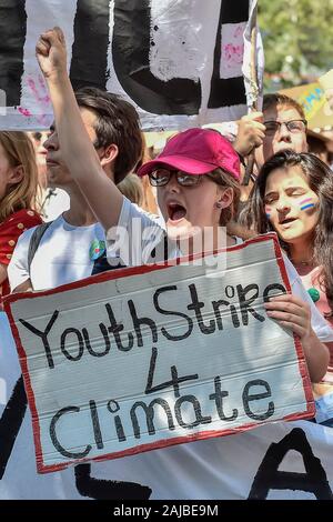 Lausanne, Suisse - 09 août 2019 : un activiste climatique est titulaire d'un panneau 'jeunes' climatique 4 grève vendredi lors d'une grève pour l'avenir pour la protection du climat qui fait partie de la "mille pour Avenir" événement. Plus de 450 jeunes activistes du climat de différents pays européens se sont réunis pour assister au sommet 'SMILE pour l'avenir", qui signifie réunion d'été à Lausanne l'Europe. L'objectif du sommet est de renforcer les liens entre les participants du mouvement de grève des jeunes pour le climat et pour définir l'avenir de la mobilisation contre le changement climatique. Credit : Nicolò Campo/Alamy Live N Banque D'Images