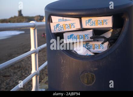 Ceredigion Aberystwyth Wales UK 03 Janvier 2020 : poubelle pleine de jetée à emporter des boîtes de poisson et frites Banque D'Images