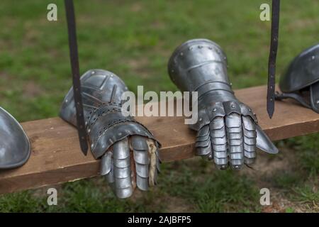 Vue détaillée de l'époque médiévale prop, knight gants métalliques posés sur des poutres de décoration Banque D'Images