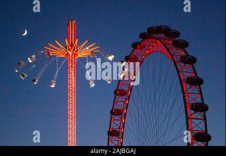 London Eye et des forains Ride avec Croissant de lune Banque D'Images