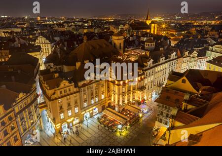 Prague - Les perspectives de la tour de l'Ancien hôtel de ville de la partie sud-ouest de la vieille ville au crépuscule. Banque D'Images