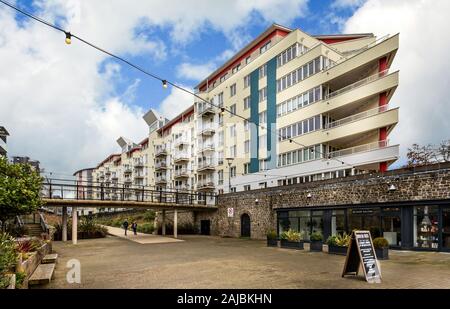 Résidence moderne et magasins dans la forme d'un navire en le port de Bristol, Bristol, Avon, Royaume-Uni le 31 décembre 2019 Banque D'Images