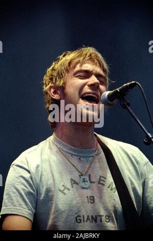 Italie Imola , 18-19-20 Juin 1999 'Heineken Jammin' Festival 1999 Autodromo di Imola : Damon Albarn , singert du flou pendant le concert Banque D'Images