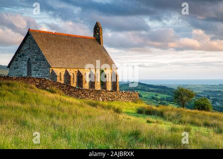 Description du site de l'église St Tecwyn est pensé pour être à l'origine médiévale. Un onzième siècle inscrits en pierre est intégrée à l'église actuelle b Banque D'Images