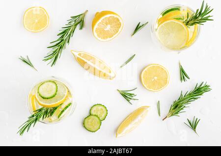 L'eau avec du citron détox, le concombre et le romarin sur fond blanc. Les frais généraux. La perte de poids et un mode de vie sain concept. Banque D'Images