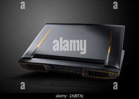 Ordinateur portable de jeu sur fond noir. Ordinateur portable conçu pour les joueurs ou les joueurs professionnels ou le rendu 3D Banque D'Images