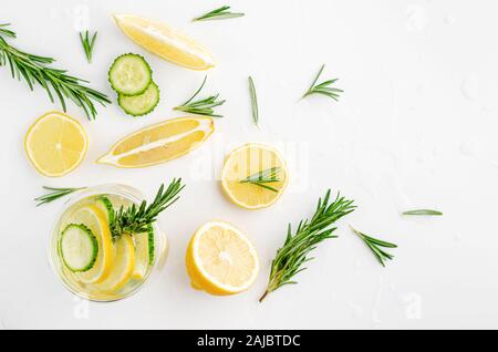 L'eau avec du citron détox, le concombre et le romarin sur fond blanc. La perte de poids et un mode de vie sain concept. Les frais généraux, copy space Banque D'Images