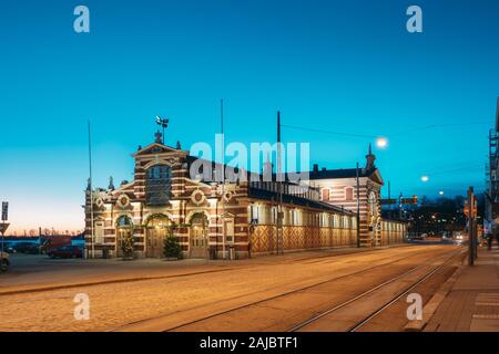 Helsinki, Finlande. Ancien Marché Couvert Kauppahalli Vanha dans l'éclairage en soirée ou la nuit l'éclairage. Célèbre Endroit populaire en saison de Noël Banque D'Images