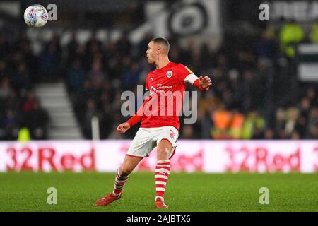 DERBY, ANGLETERRE - 2 janvier Jordan Williams (2) de Barnsley au cours de la Sky Bet Championship match entre Derby County et Barnsley au Derby Pride Park, le jeudi 2 janvier 2020. (Crédit : Jon Hobley | MI News) photographie peut uniquement être utilisé pour les journaux et/ou magazines fins éditoriales, licence requise pour l'usage commercial Crédit : MI News & Sport /Alamy Live News Banque D'Images