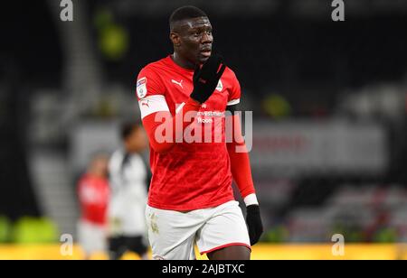 DERBY, ANGLETERRE - 2 janvier Azeh Diaby (5) de Barnsley au cours de la Sky Bet Championship match entre Derby County et Barnsley au Derby Pride Park, le jeudi 2 janvier 2020. (Crédit : Jon Hobley | MI News) photographie peut uniquement être utilisé pour les journaux et/ou magazines fins éditoriales, licence requise pour l'usage commercial Crédit : MI News & Sport /Alamy Live News Banque D'Images