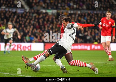 DERBY, ANGLETERRE - 2 janvier Duane Holmes (23) de Derby County batailles avec Azeh Diaby (5) de Barnsley au cours de la Sky Bet Championship match entre Derby County et Barnsley au Derby Pride Park, le jeudi 2 janvier 2020. (Crédit : Jon Hobley | MI News) photographie peut uniquement être utilisé pour les journaux et/ou magazines fins éditoriales, licence requise pour l'usage commercial Crédit : MI News & Sport /Alamy Live News Banque D'Images