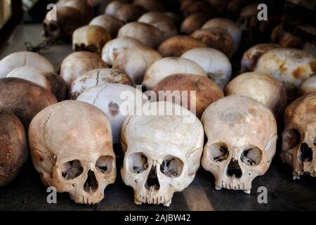 Des crânes humains des victimes des Khmers rouges dans les champs de la Mort de Choeung Ek, Phnom Penh, Cambodge. Banque D'Images