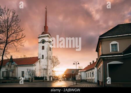 Kuressaare, Estonie. L'église Saint-Laurent de Kuressaare dans soleil lever ou coucher du soleil. Banque D'Images