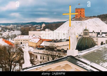 Vilnius Lituanie. Fermer fronton de Basilique Cathédrale de Saint Stanislas, St. Vladislav avec statues de Saint Elena et Saint-stanislas, Tour d'Gedimi Banque D'Images