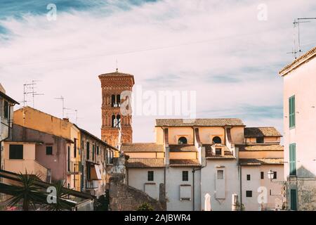 Terracina, Italie. Maisons et tour de la cathédrale de San Cesareo construit sur le podium du Temple de Rome et Auguste. Banque D'Images