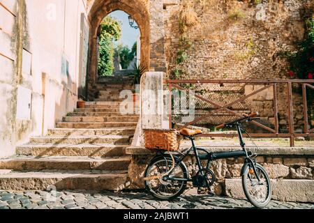 Terracina, Italie. Seul location vélo avec panier gratuit sur rue, près de l'ancien bâtiment. Banque D'Images