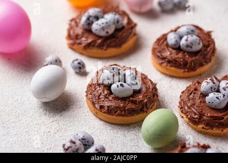 Les cookies de Pâques en forme de nid avec des oeufs Banque D'Images