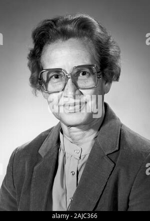 Katherine Johnson, photographié ici à la NASA Langley Research Center en 1983, a été l'un des ordinateurs de la NASA "la" en vedette dans le film chiffres cachés. Elle était un mathématicien et physicien qui a effectué des calculs complexes que l'homme a permis de réaliser avec succès un vol spatial. En 1953, Katherine a commencé à travailler au National Advisory Committee for Aeronautics (NACA) du laboratoire de Langley dans la zone ouest de noirs, la section de l'informatique. Dans sa carrière à la NASA (anciennement NACA), Johnson a travaillé sur l'Apollo, la navette spatiale, et Mission to Mars programmes. Banque D'Images