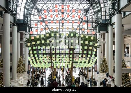 Le Jardin d'hiver à Brookfield Place est décorée pour les fêtes avec des lumières, New York City, USA Banque D'Images