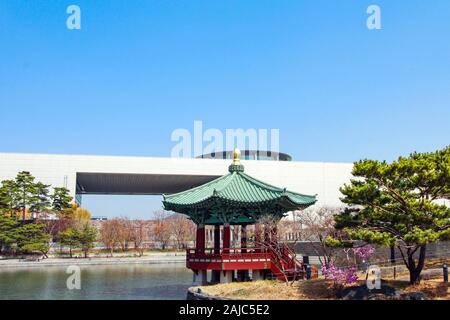 , Yongsan à Séoul, Corée du Sud 30 mars 2018 : Musée National derrière un pavillion par un étang à Séoul un jour de printemps. Banque D'Images