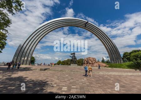 Kiev, Ukraine - le 17 juillet 2019 : l'amitié du peuple arch. 50 m (164 pi) de diamètre, en forme d'arc-en-arch, faites de titane, situé à Kiev, U Banque D'Images