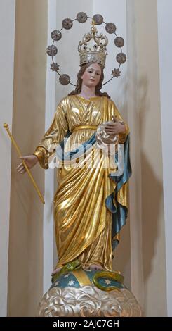 Catane, Italie - 8 avril 2018 : La statue sculptée de la Vierge Marie à l'église Chiesa di San Giuseppe de Transito. Banque D'Images