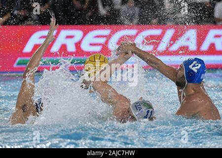 Cuneo, Italie. 06Th Jan, 2020. difesa de 12 de grecia angelos vlachopoulos sur lorenzo bruni Italie au cours de l'enceinte quadrangulaire - Italie contre la Grèce, le water-polo de l'équipe nationale italienne de Cuneo, Italie, le 03 janvier 2020 : Crédit Photo Agency indépendante/Alamy Live News Banque D'Images