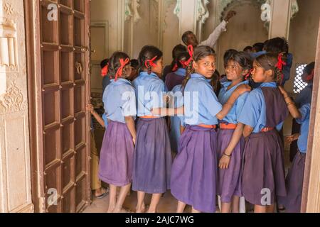 Udaipur, Inde - 06 mars 2017 : un groupe d'enfants regardent leur professeur. Certains d'entre eux sont distraits par le photographe. Banque D'Images