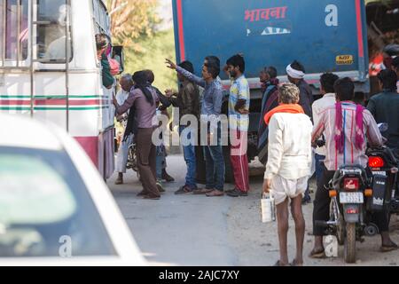 Udaipur, Inde - 06 mars 2017 : Les gens font la queue pour monter à bord d'un bus qui a bloqué la route étroite. Banque D'Images