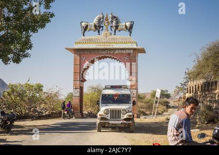 Udaipur, Inde - 06 mars 2017 : Belle arch debout au-dessus de la route. En haut de l'arc sont deux statues d'un cheval. Banque D'Images