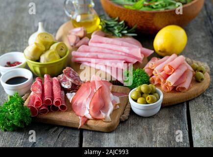 Plateau d'antipasti sur surface en bois Banque D'Images