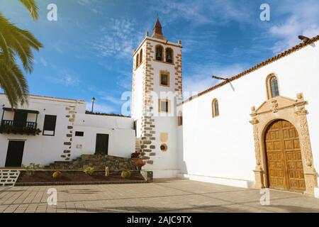 Place centrale avec l'église et clocher de Betancuria village sur l'île de Fuerteventura, Espagne Banque D'Images