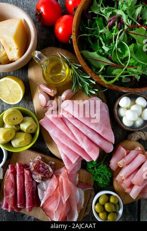 Plateau d'antipasti sur surface en bois Banque D'Images