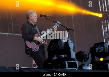 Rho (Milan) Italie 07/07/2012 : Bernard Sumner de New Order en concert au cours de l'événement musical 'Heineken Jammin Festival'. Banque D'Images