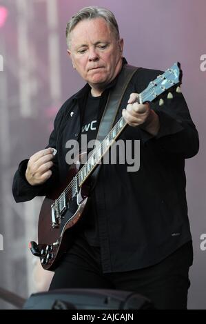 Rho (Milan) Italie 07/07/2012 : Bernard Sumner de New Order en concert au cours de l'événement musical 'Heineken Jammin Festival'. Banque D'Images