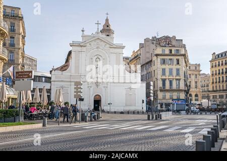 Marseille, France - 1 novembre 2019 : Quai des Belges avec street cafés et une façade gothique de l'église catholique romaine Église Saint-ferréol Banque D'Images