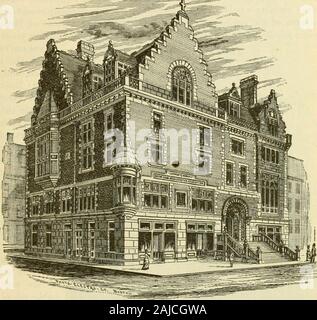 Boston illustré ; . BOSTON ILLUSTRÉ. 59 Association chrétienne qui a été achevée en 1883. C'est un strnctnre tecturally archi-amende, construit de brique bordé de pierre. Le principal en-trance sur Boylston Street est approché par un vol de marches en pierre massive.Le bâtiment contient la réception, la lecture, et salles de conférence, salons, un largehall capable d'accueillir plus de mille personnes, et une vaste et approfondie. Les jeunes hommes de l'Association chrétienne. Nouveau bâtiment. Une salle de sports entièrement équipée. Les réceptions, conférences, salles de lecture, classes, sociaux-bles, et d'un gymnase, en font une station balnéaire populaire pour Banque D'Images