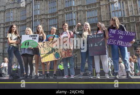 London / UK - 20 septembre 2019 - Groupe de femmes les manifestants grève manifestant contre le changement climatique à l'extérieur du Parlement à Westminster Banque D'Images