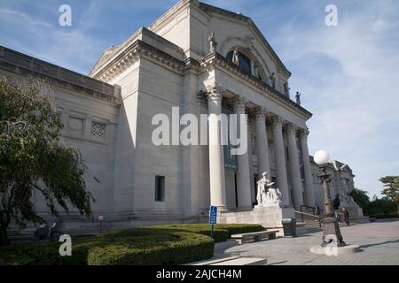 Vue avant du St Louis Art Museum avec statue du roi Louis IX de France, porte le nom de Saint Louis, Missouri Banque D'Images