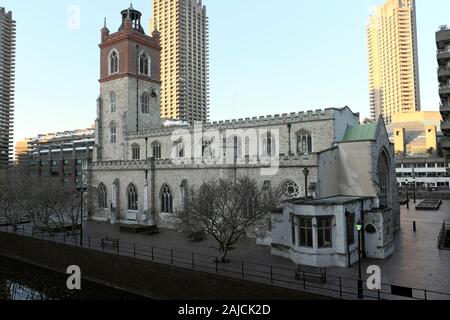 Une vue sur St Giles Cripplegate Church et de Barbican tours résidentielles dans la ville de London EC2 England UK KATHY DEWITT Banque D'Images