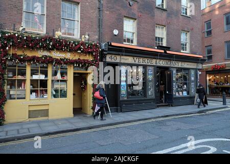 Croyez-beurre boulangerie & Verde & Company des passants avec des décorations de Noël à Spitalfields East London E1 England UK KATHY DEWITT Banque D'Images