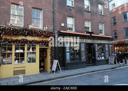 Croyez-le beurre café & gâteau de boulangerie Verde & Company des passants avec des décorations de Noël Spitalfields East London E1 England UK KATHY DEWITT Banque D'Images