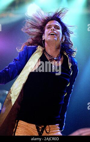 Milan en Italie, du 25 mai 1997, concerts live de Aerosmith à l'Assago Forum de Milan : Le chanteur de l'Aerosmith Steven Tyler pendant le concert Banque D'Images