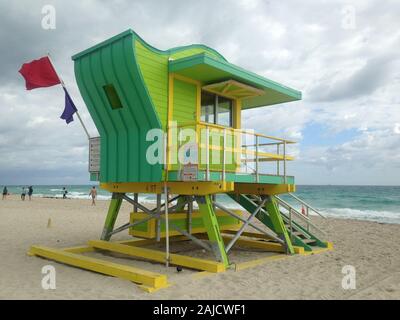 Vert et jaune lumineux de secours avec un drapeau rouge. Banque D'Images