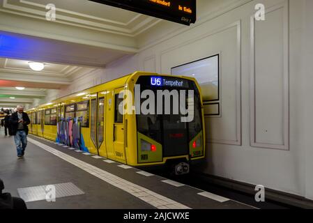 Art de la rue Résumé image de fond d'un graffiti complet peint dans les tons beige et orange avec le métro. 19 février 2019. Berlin Banque D'Images