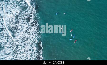 Vue aérienne de la piscine surfer à bord près de l'énorme vague de l'océan bleu à Porto da Cruz, l'île de Madère, Portugal Banque D'Images